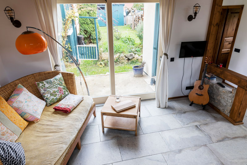 Wohnbereich mit Ausgang zur Terrasse